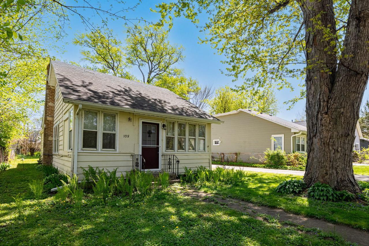 105 Edgewood Ave., Crystal Lake, IL 60014