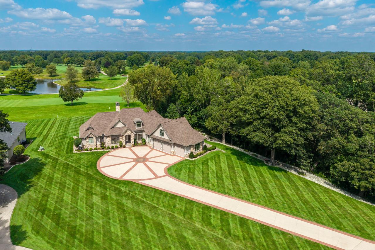 10 Bay Hill Dr., Coal Valley, IL 61240