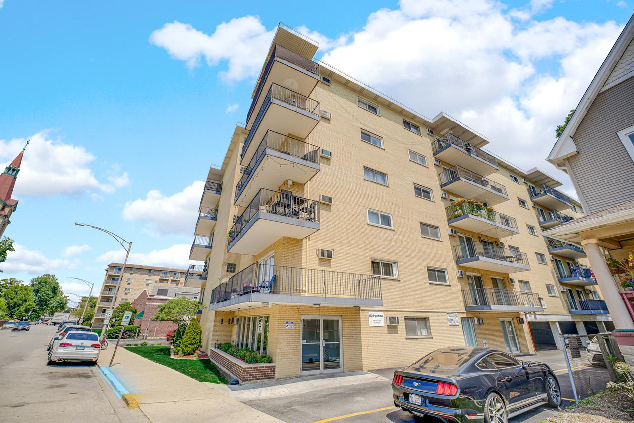 320 Circle Ave. #203, Forest Park, IL 60130