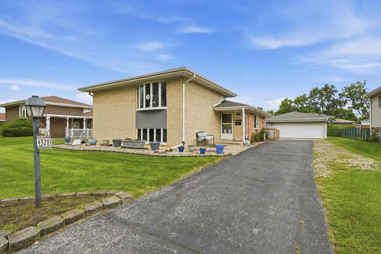 4328 Wagman St., Oak Forest, IL 60452