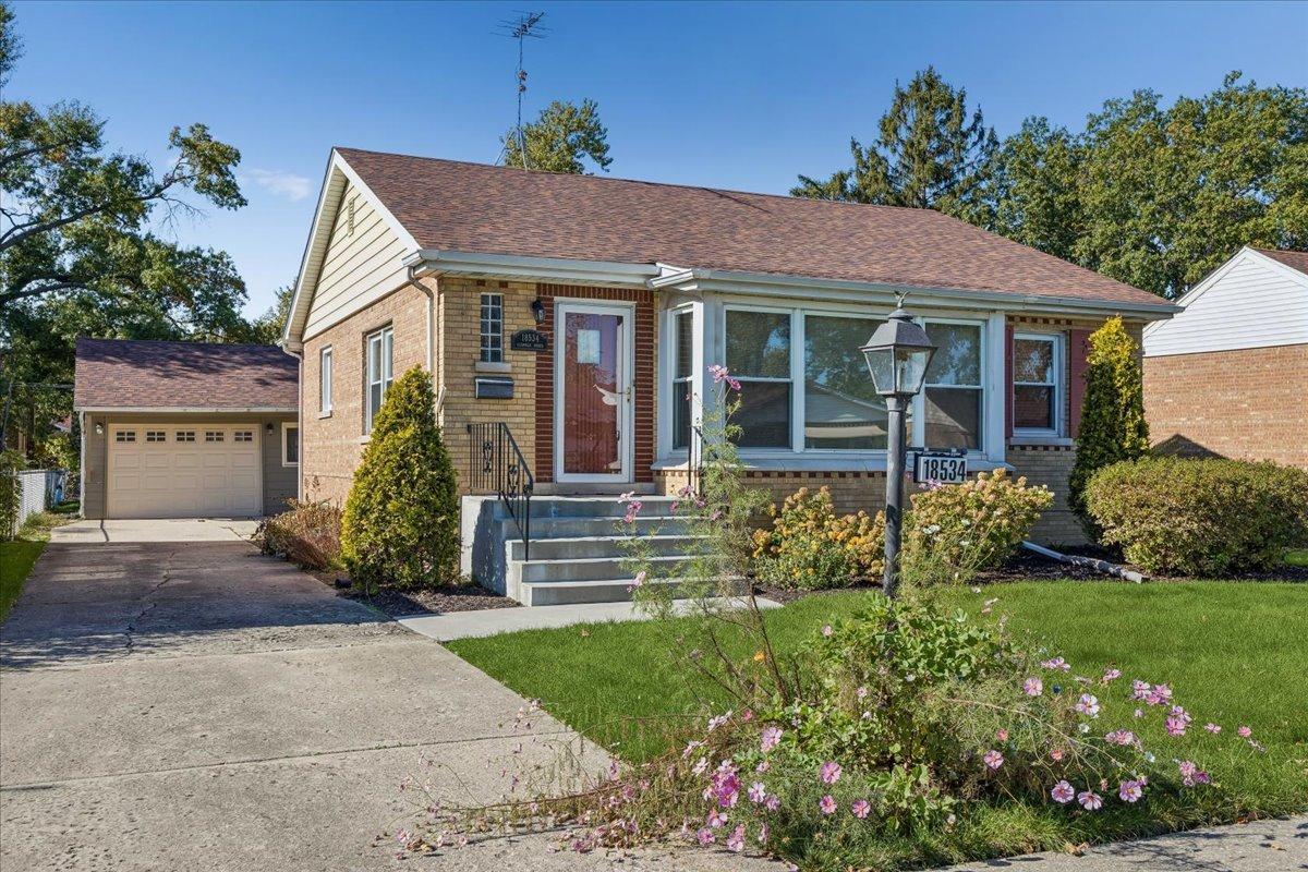 18534 Gladville Ave., Homewood, IL 60430