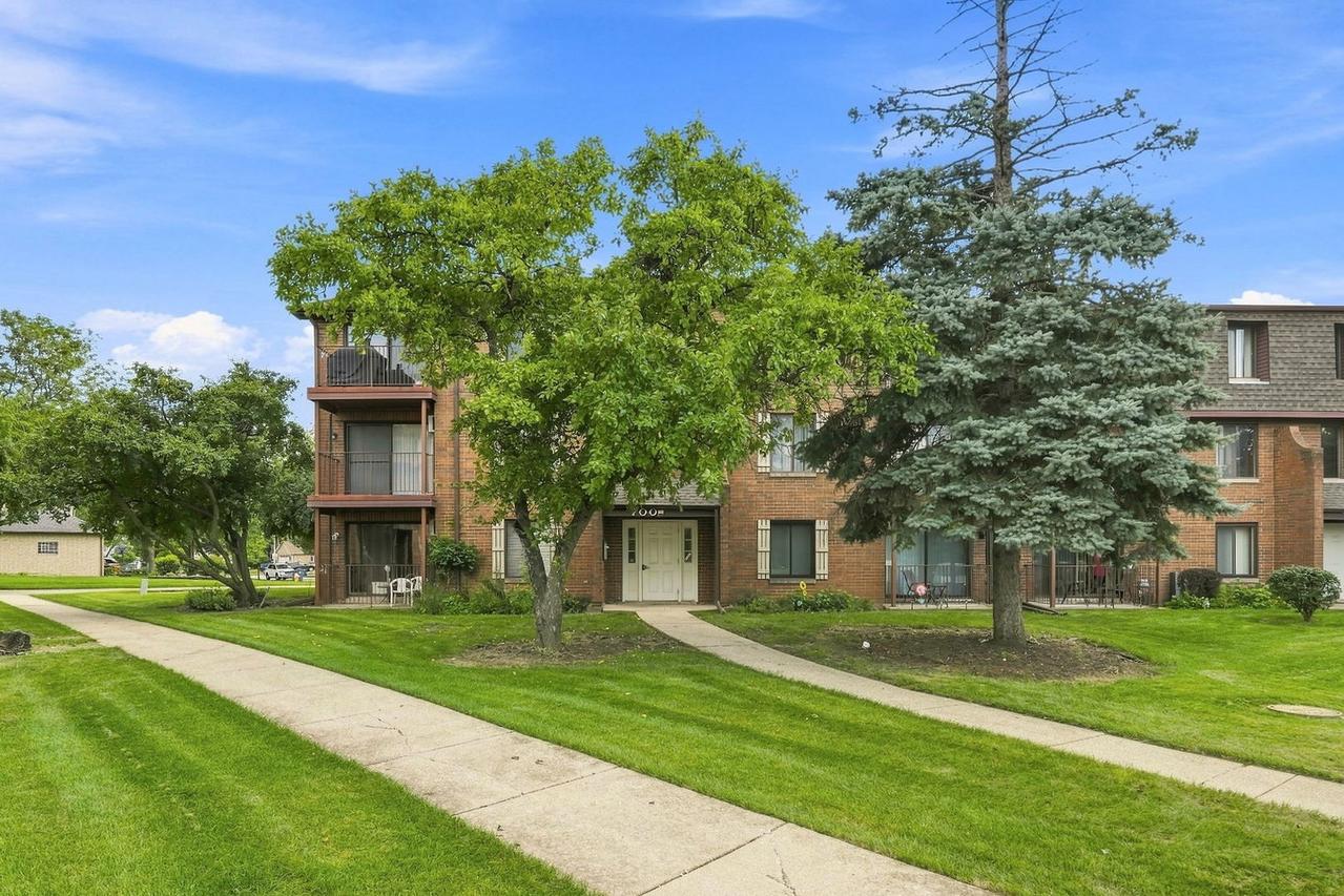 700 N Briar Hill Ln. #5, Addison, IL 60101