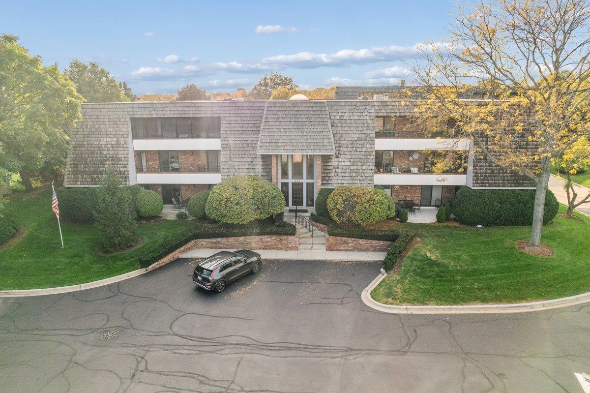 200 Red Top Dr. #304, Libertyville, IL 60048