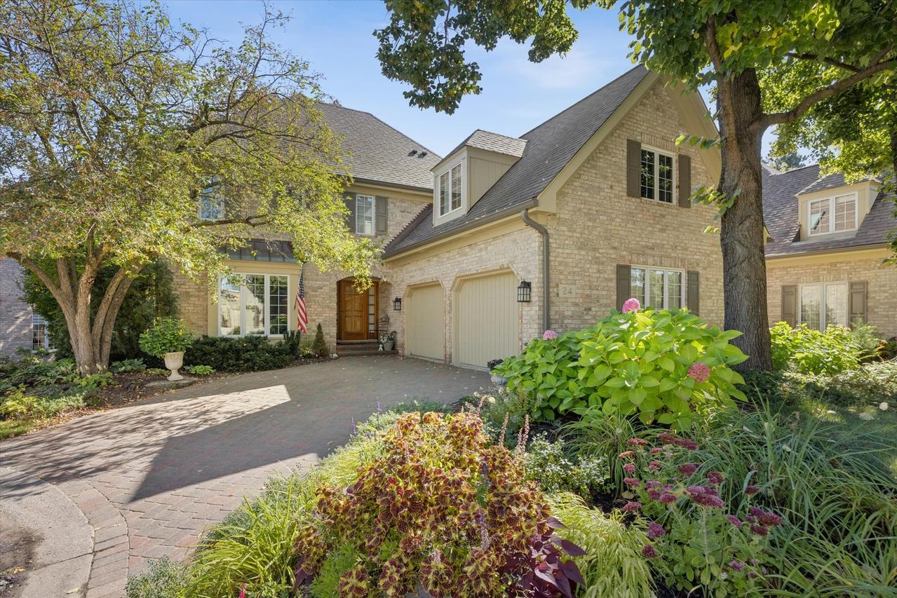 24 Tartan Lakes Ct., Westmont, IL 60559