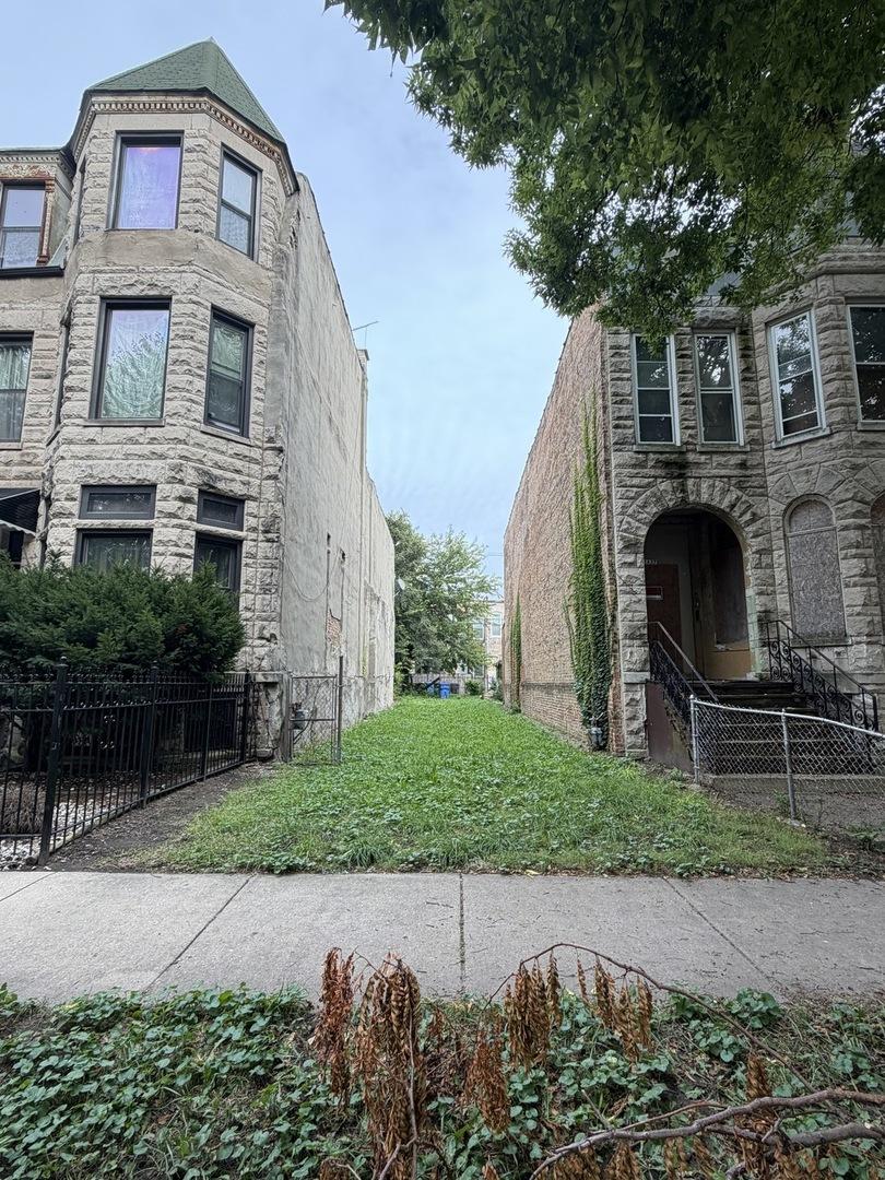 3635 S Giles Ave., Chicago, IL 60653