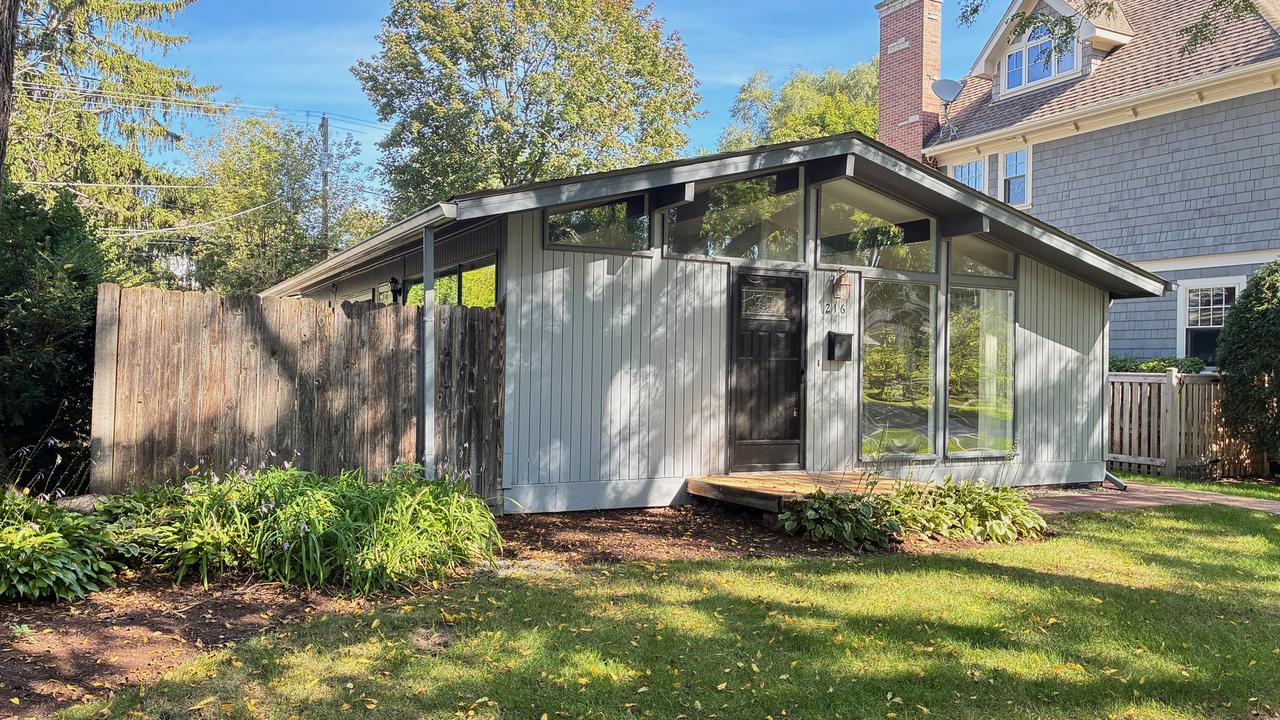 216 Broadway St., Libertyville, IL 60048