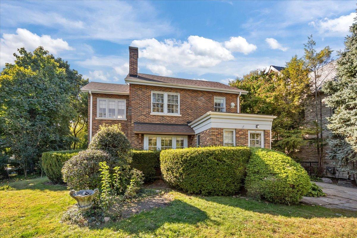 604 Exmoor Rd., Kenilworth, IL 60043