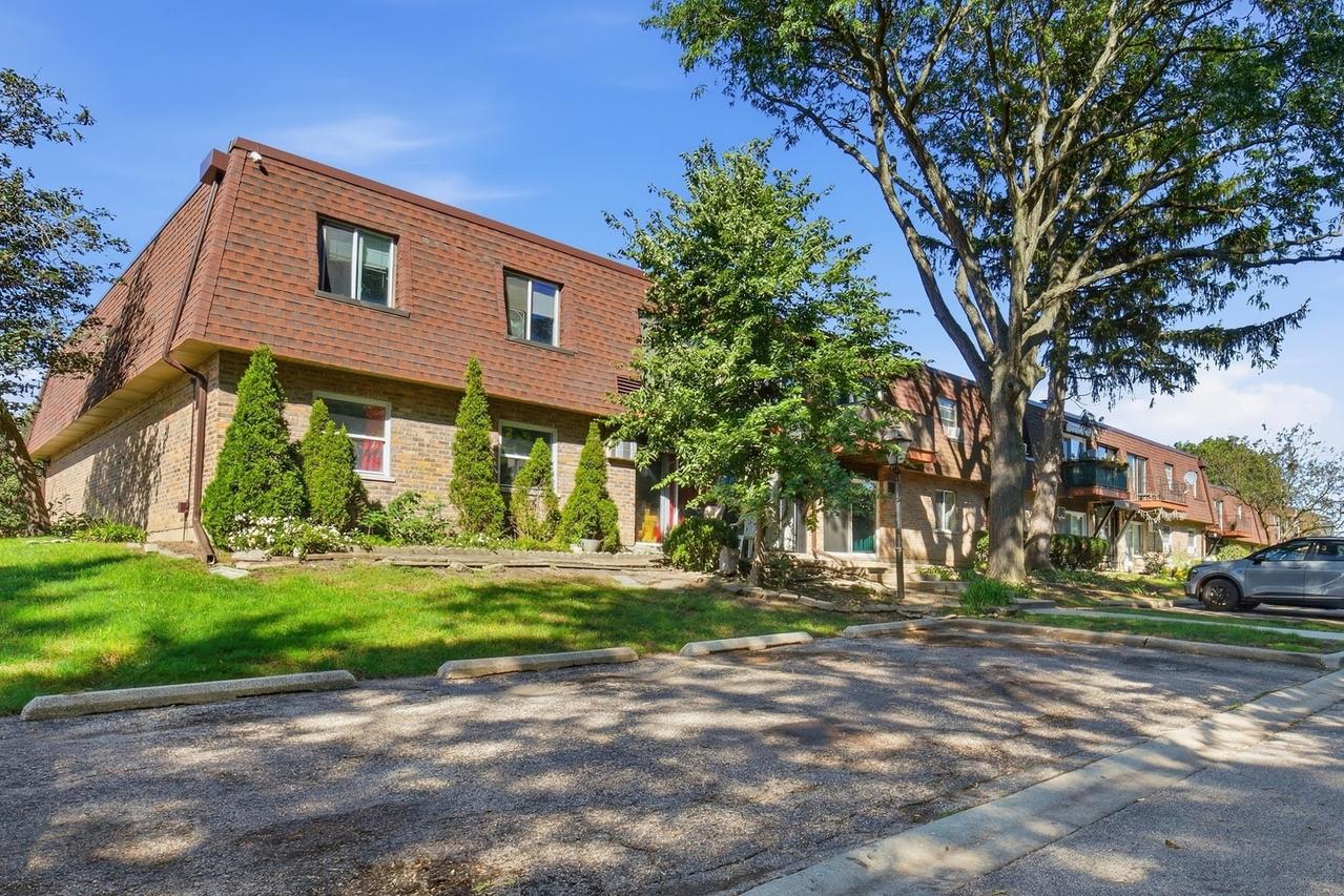 735 Grove Dr. #214, Buffalo Grove, IL 60089
