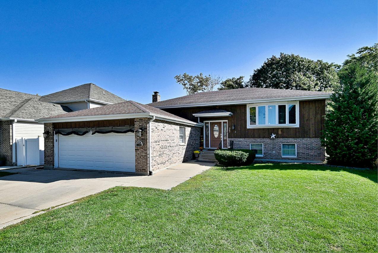 741 N Michigan St., Elmhurst, IL 60126