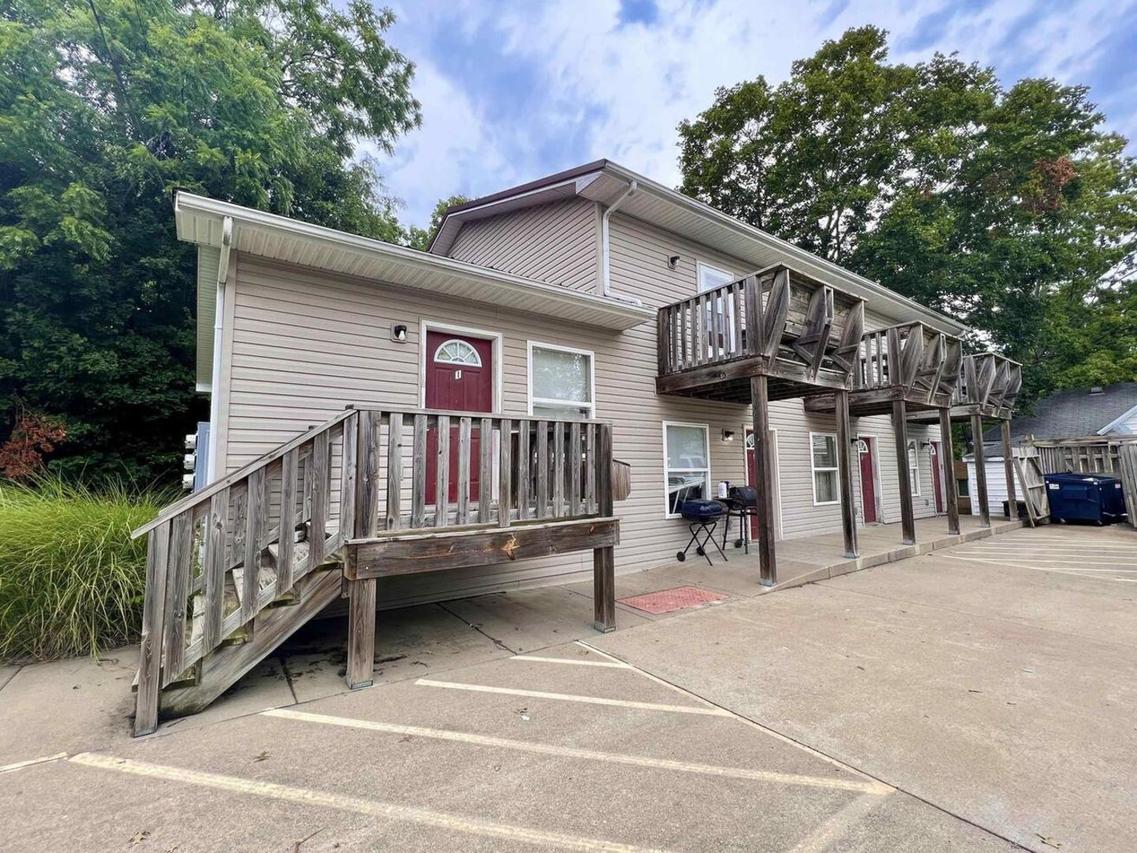 310 E College St., Carbondale, IL 62901
