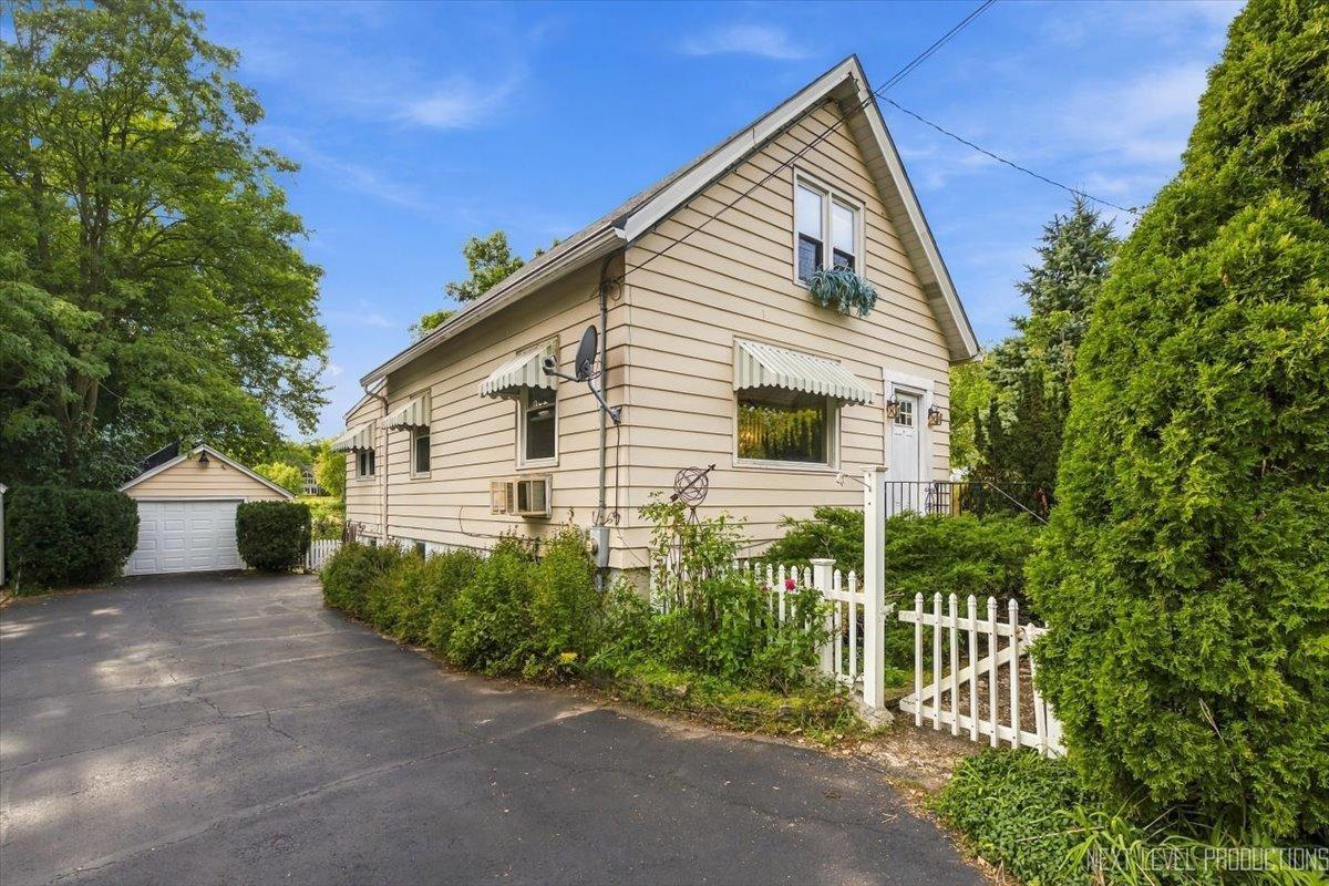 1705 Riverside Ave., St. Charles, IL 60174