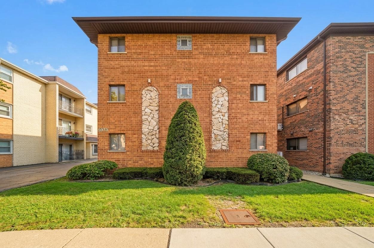5973 N Northwest Hwy. #2C, Chicago, IL 60631