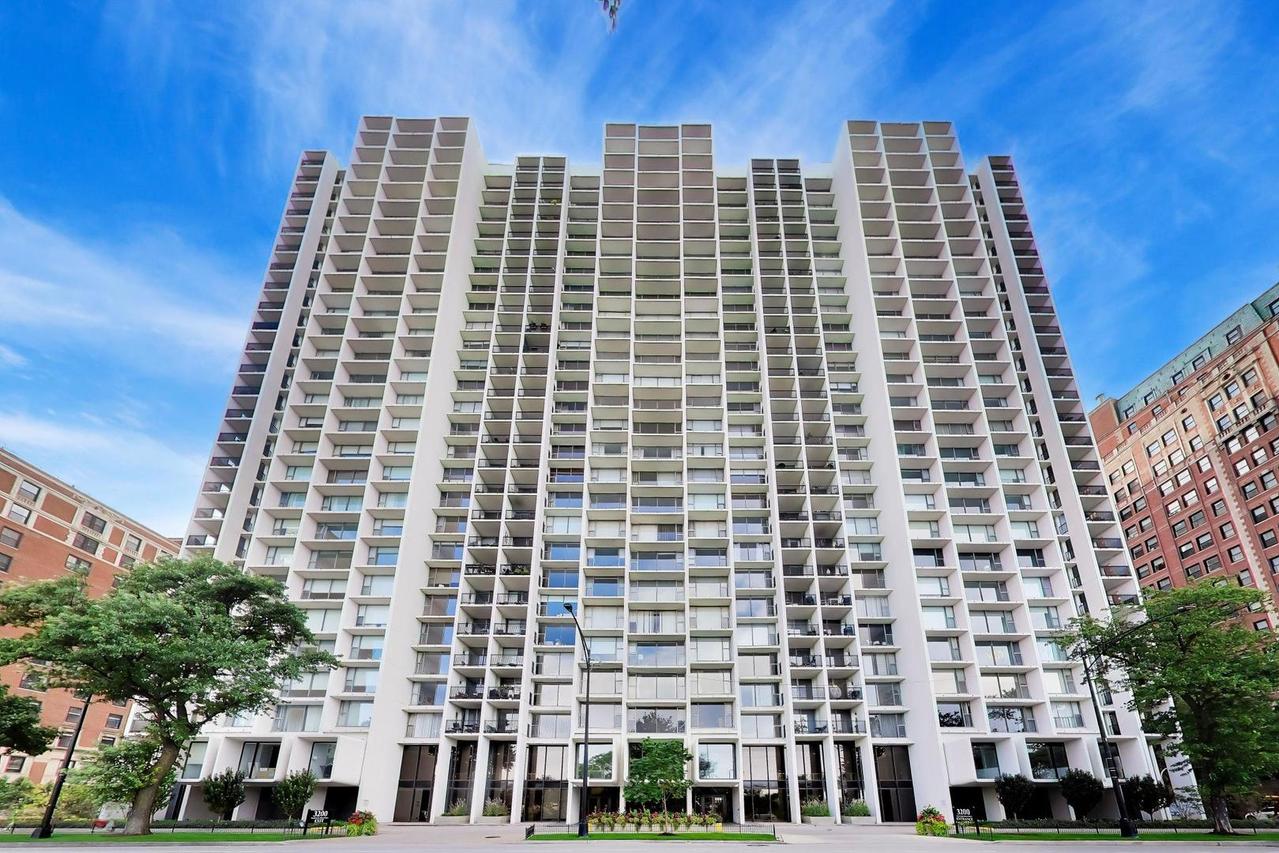 3200 N Lake Shore Dr. #2202, Chicago, IL 60657