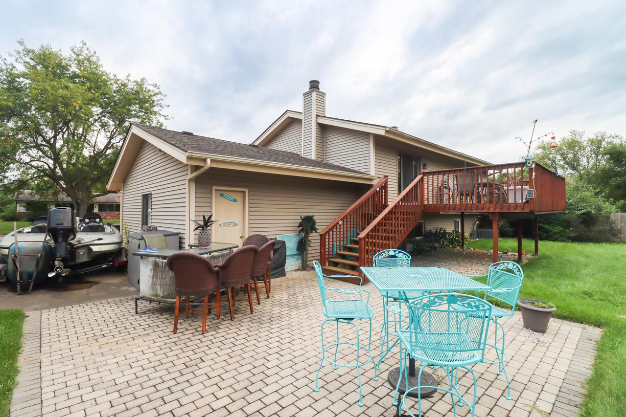 916 Camelot Dr., Crystal Lake, IL 60014