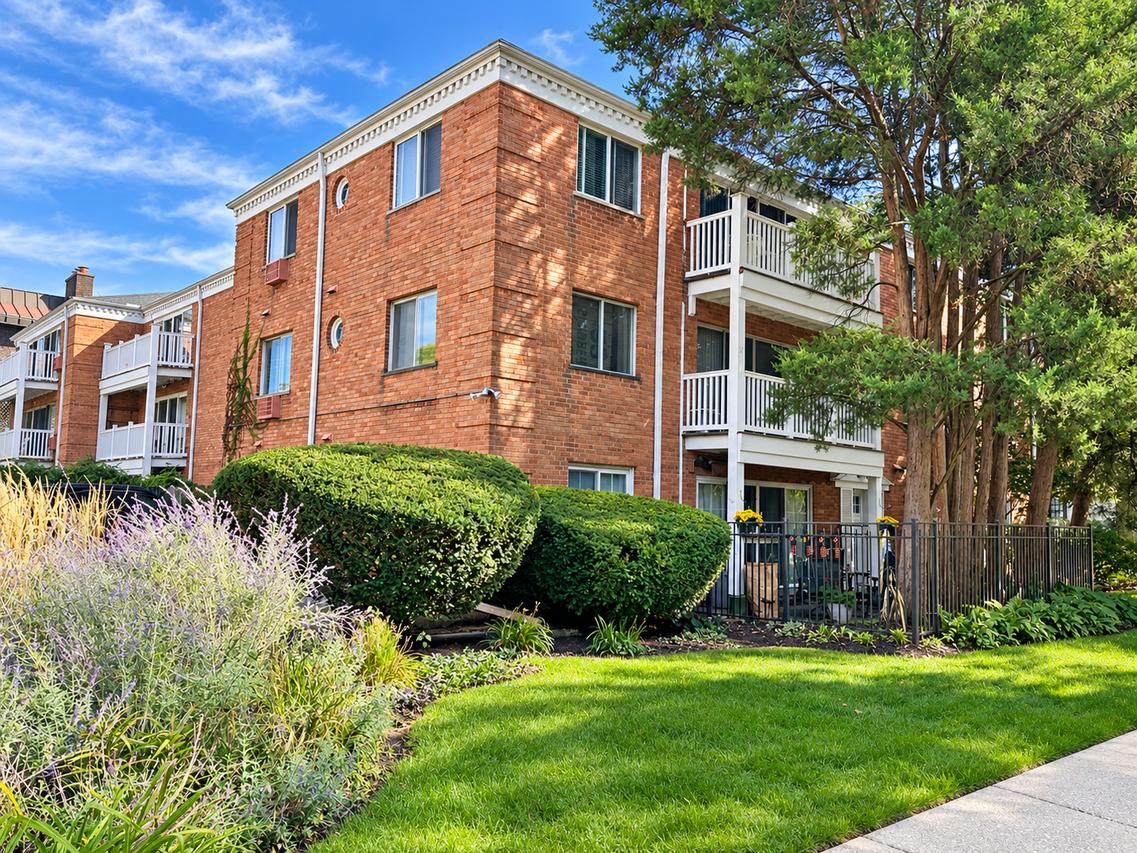 101 E Cossitt Ave. #102, La Grange, IL 60525