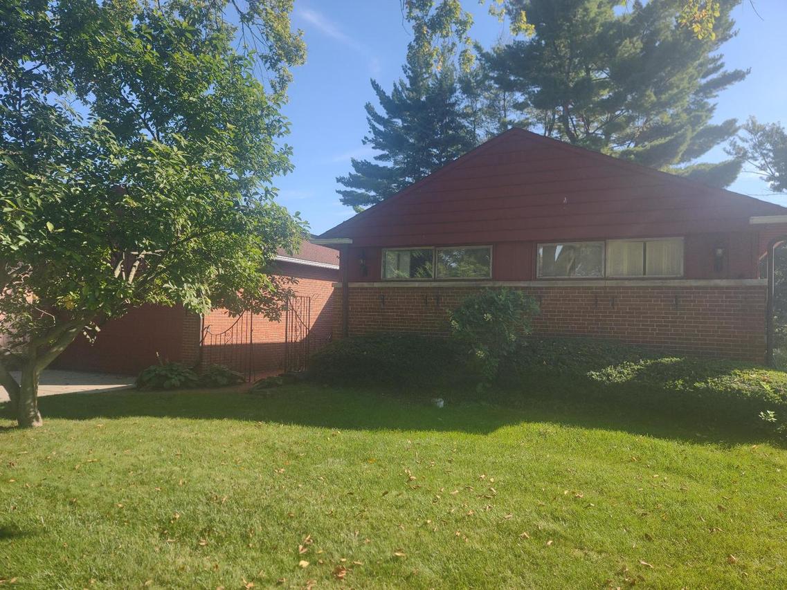 818 W Dresser Dr., Mount Prospect, IL 60056