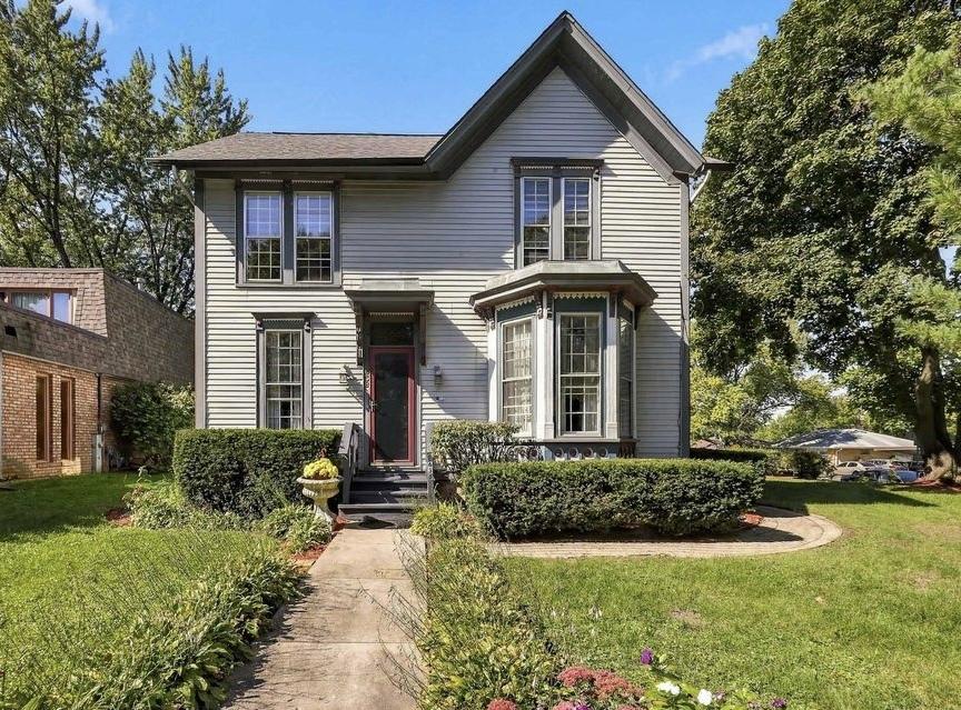 638 S Hough St., Barrington, IL 60010