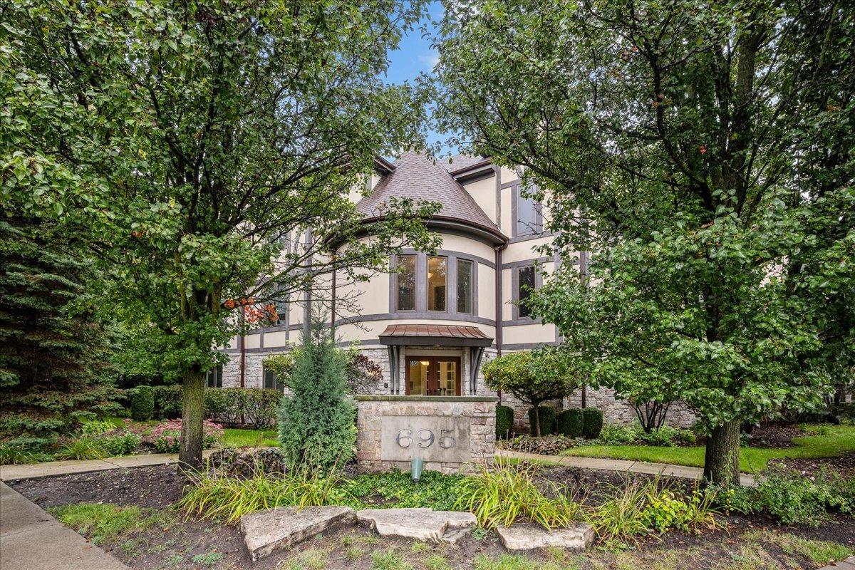 695 Roger Williams Ave. #301, Highland Park, IL 60035