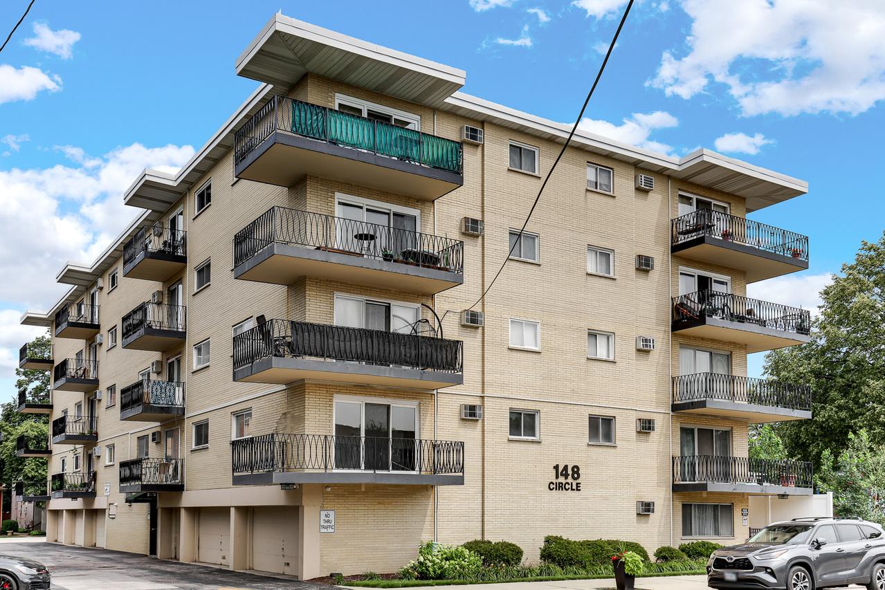 148 Circle Ave. #201, Forest Park, IL 60130