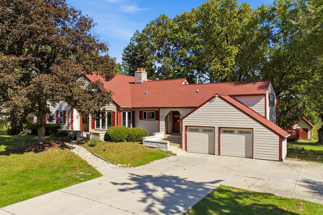 10S515 Glenn Dr., Burr Ridge, IL 60527