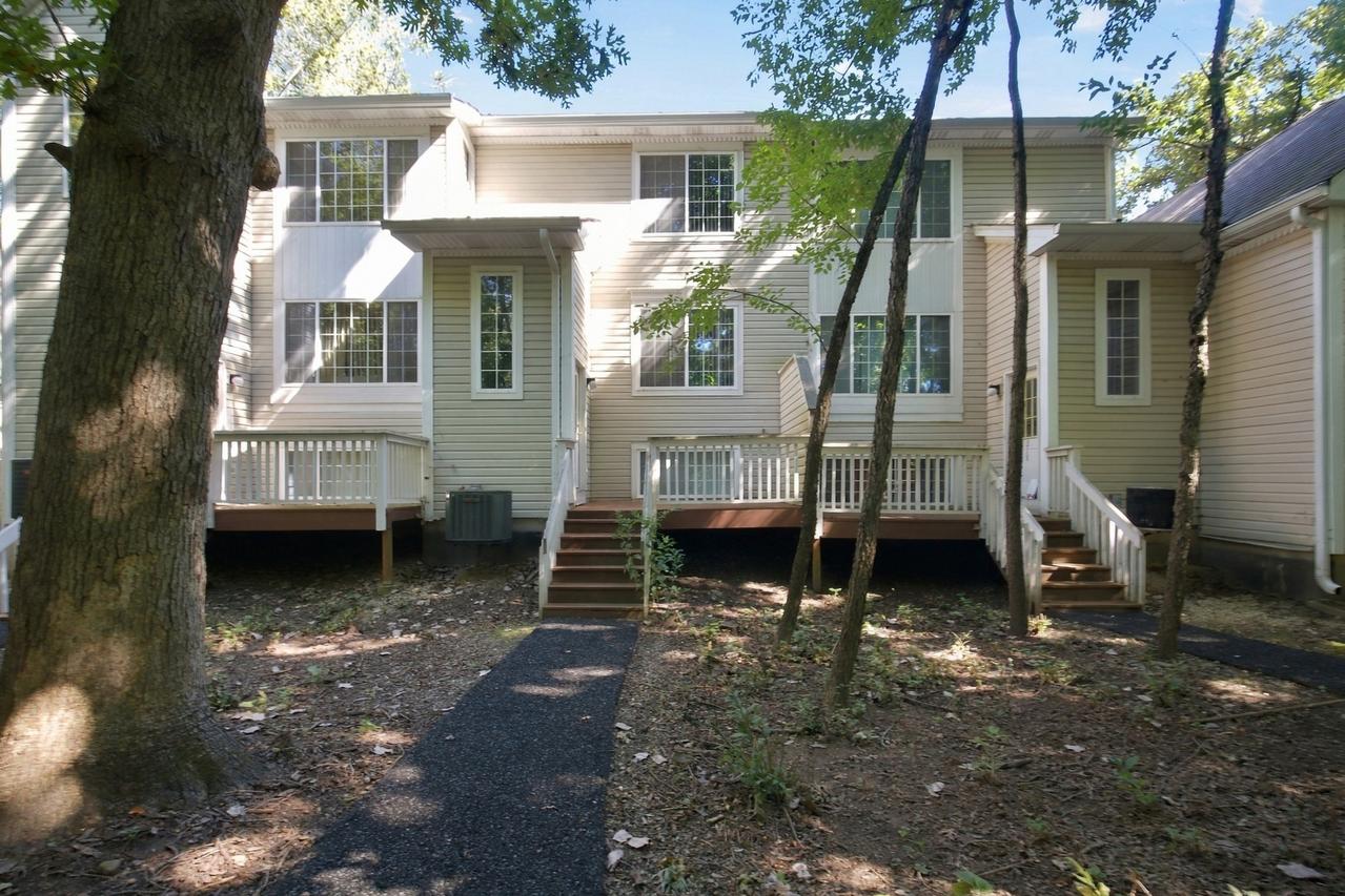 280 W Treehouse Ln., Round Lake, IL 60073