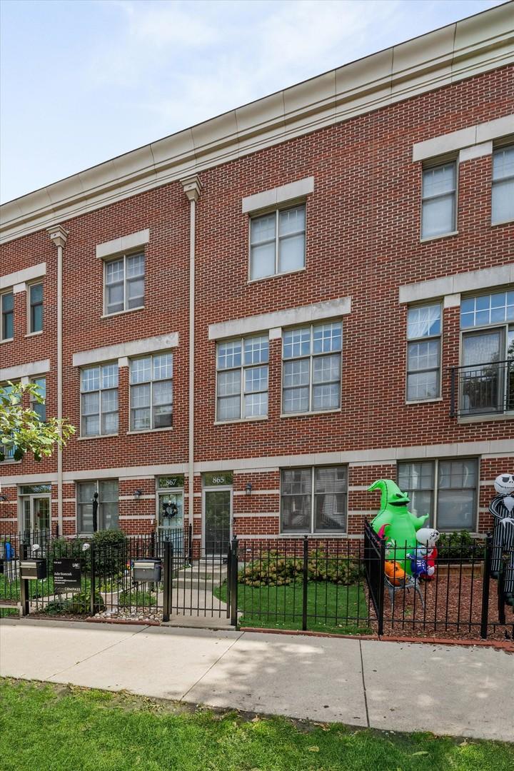 865 N May St., Chicago, IL 60642