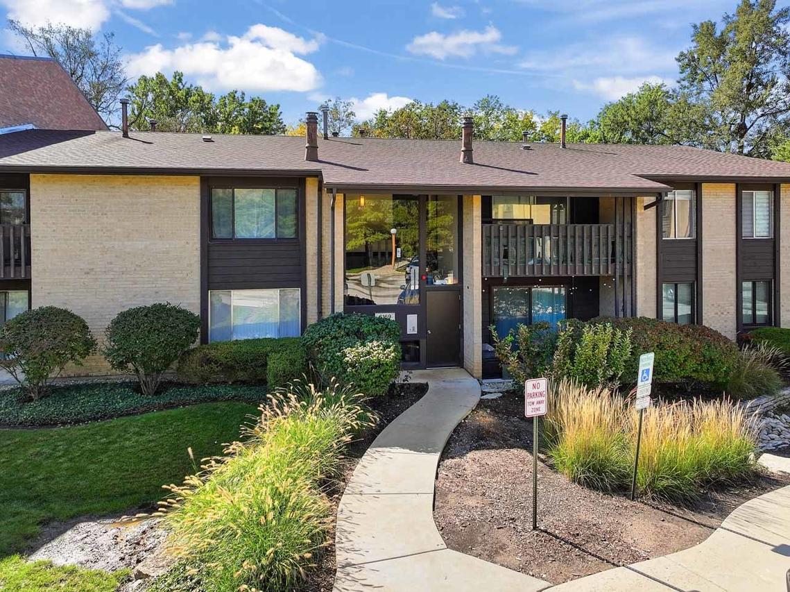 6169 Knoll Wood Rd. #203, Willowbrook, IL 60527