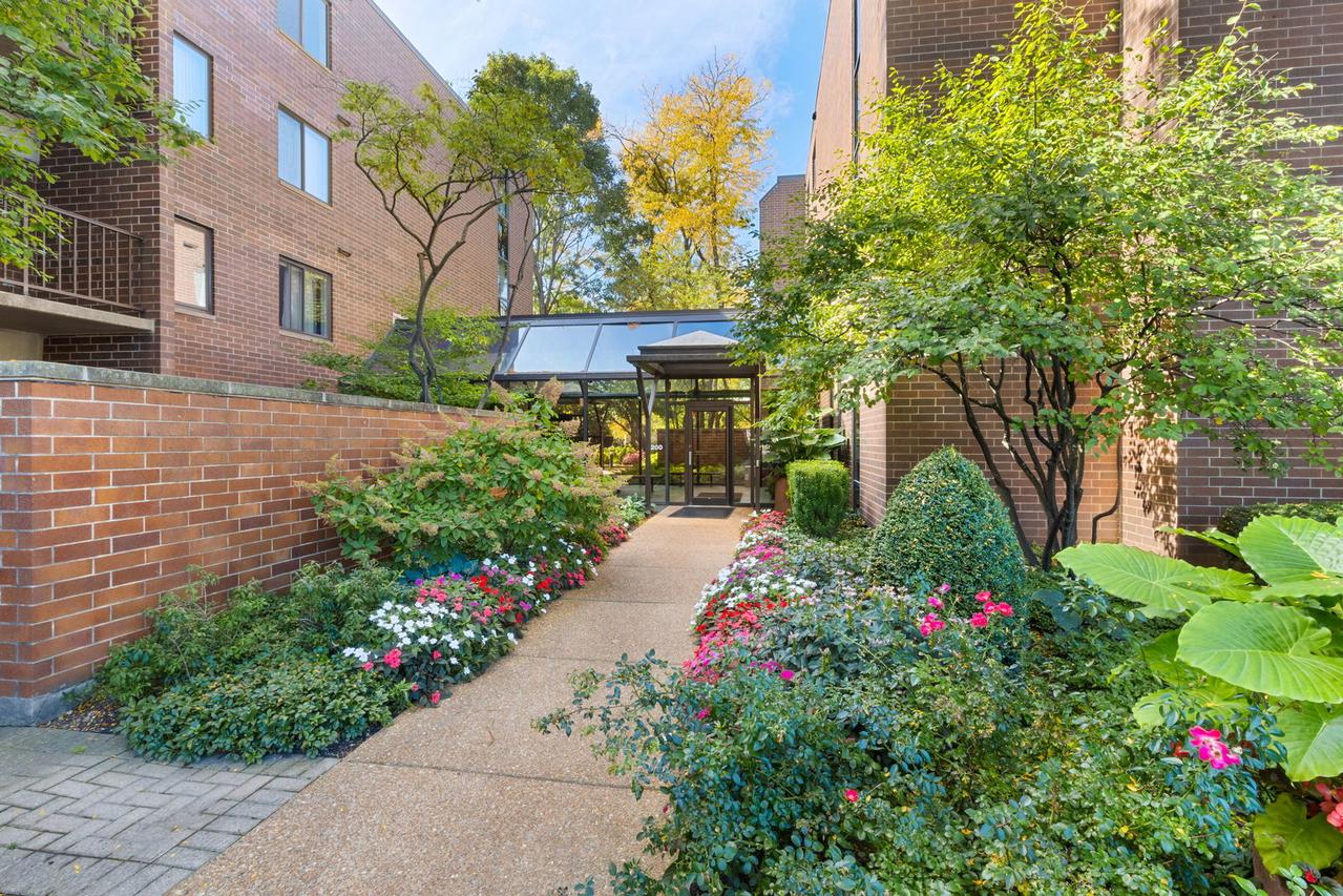 2150 Bouterse St. #406D, Park Ridge, IL 60068