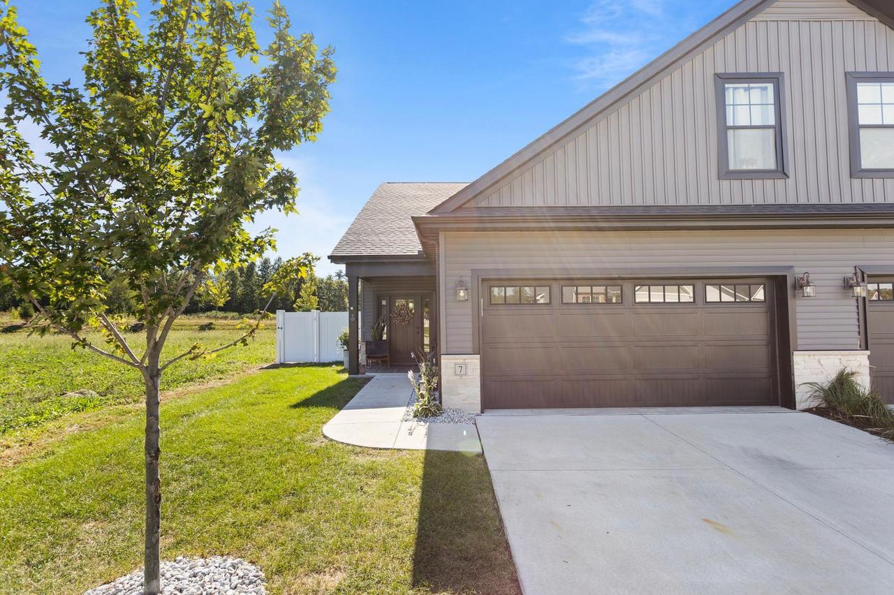 7 Prairie Tr., Monticello, IL 61856