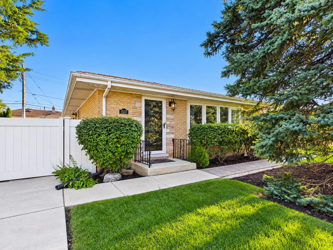 1507 Oakton St., Park Ridge, IL 60068