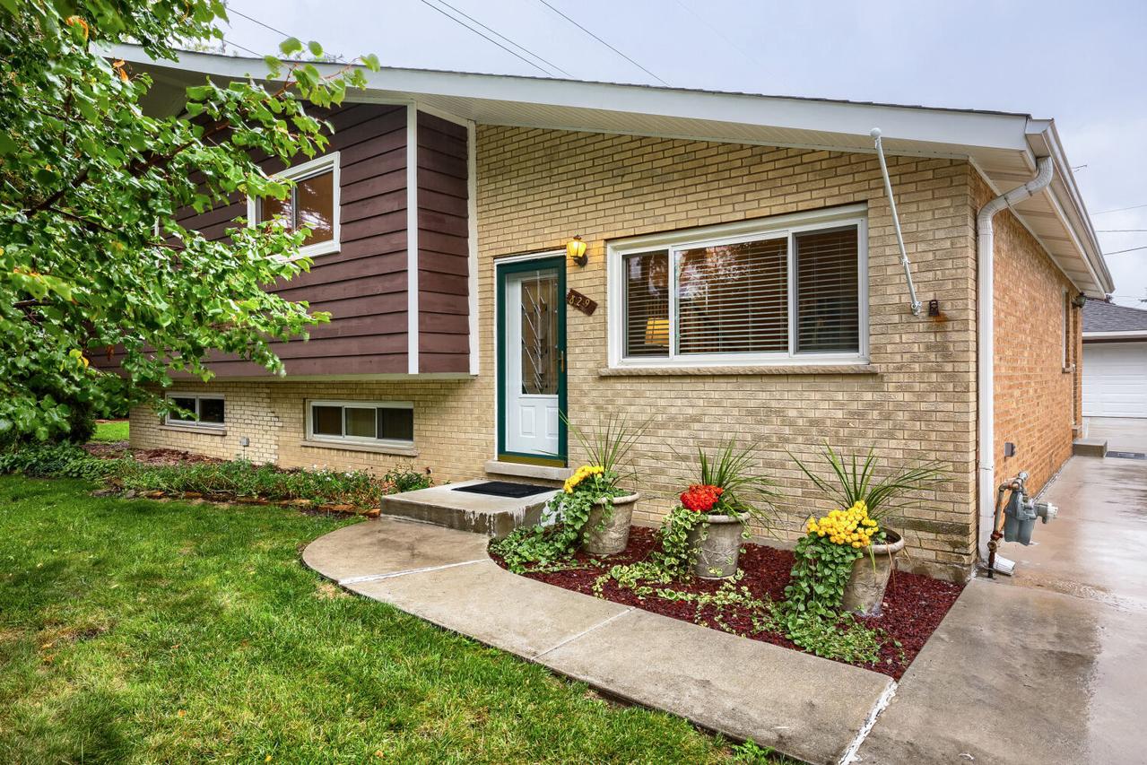 829 N Howard Ave., Elmhurst, IL 60126