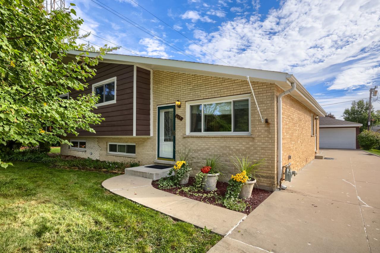 829 N Howard Ave., Elmhurst, IL 60126