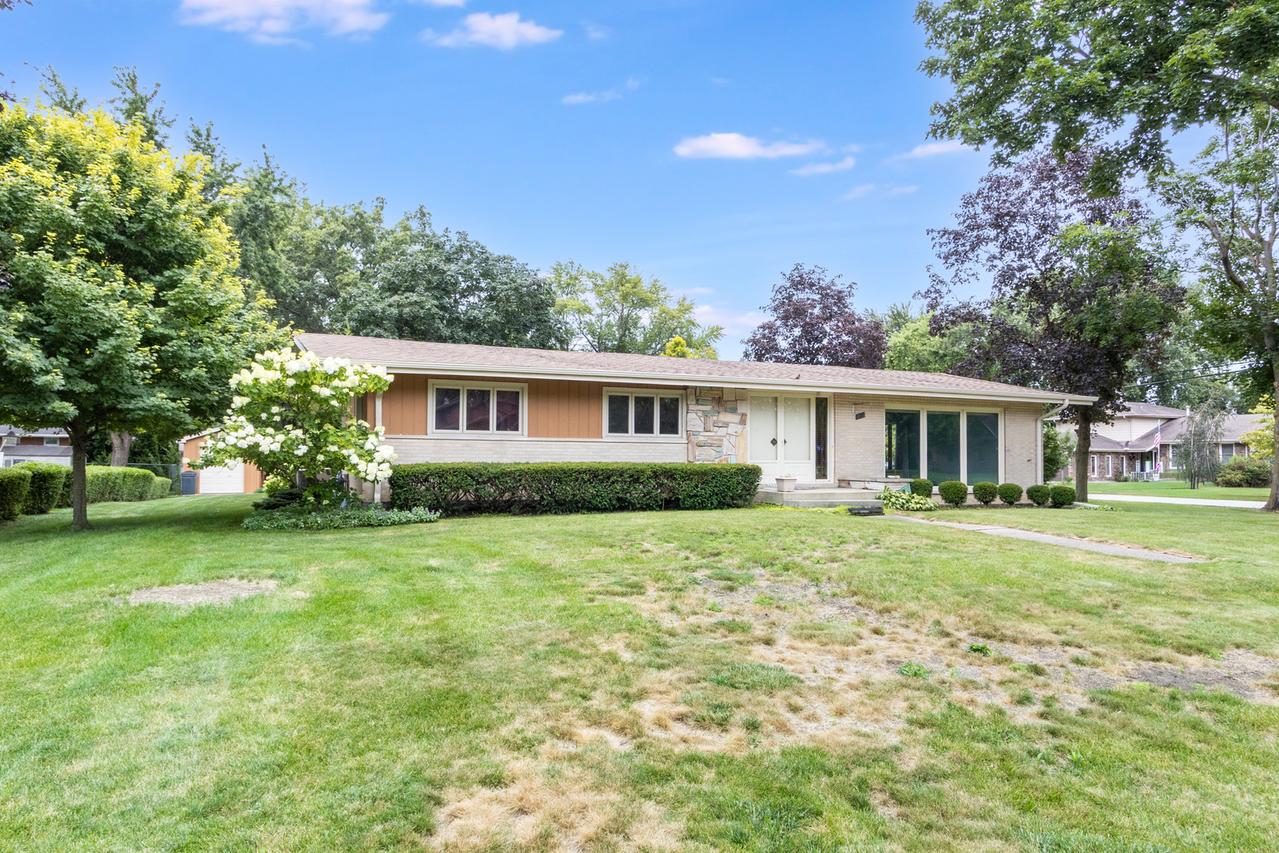 642 Country Ln., Beecher, IL 60401