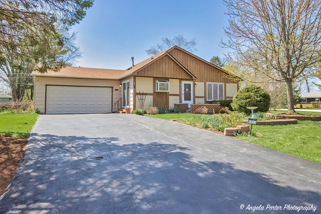 1811 Hazelwood Dr., Lindenhurst, IL 60046