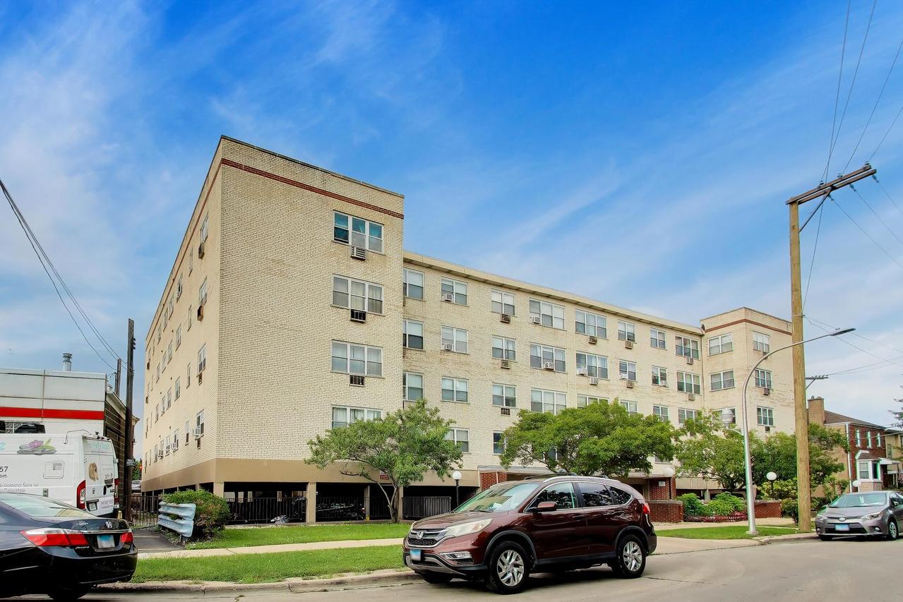 6040 N Troy St. #401, Chicago, IL 60659