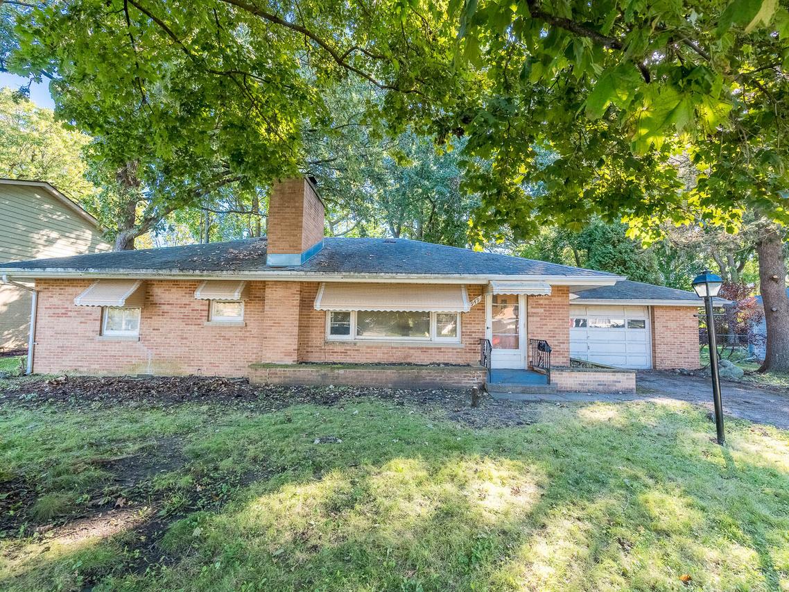 1949 Hickory St., Waukegan, IL 60087