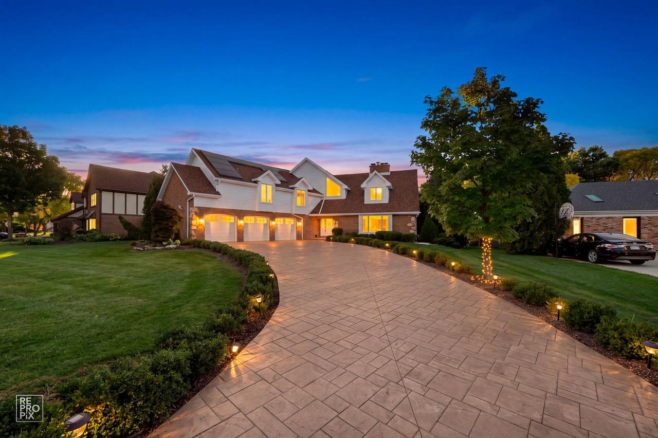 154 Saddle Brook Dr., Oak Brook, IL 60523
