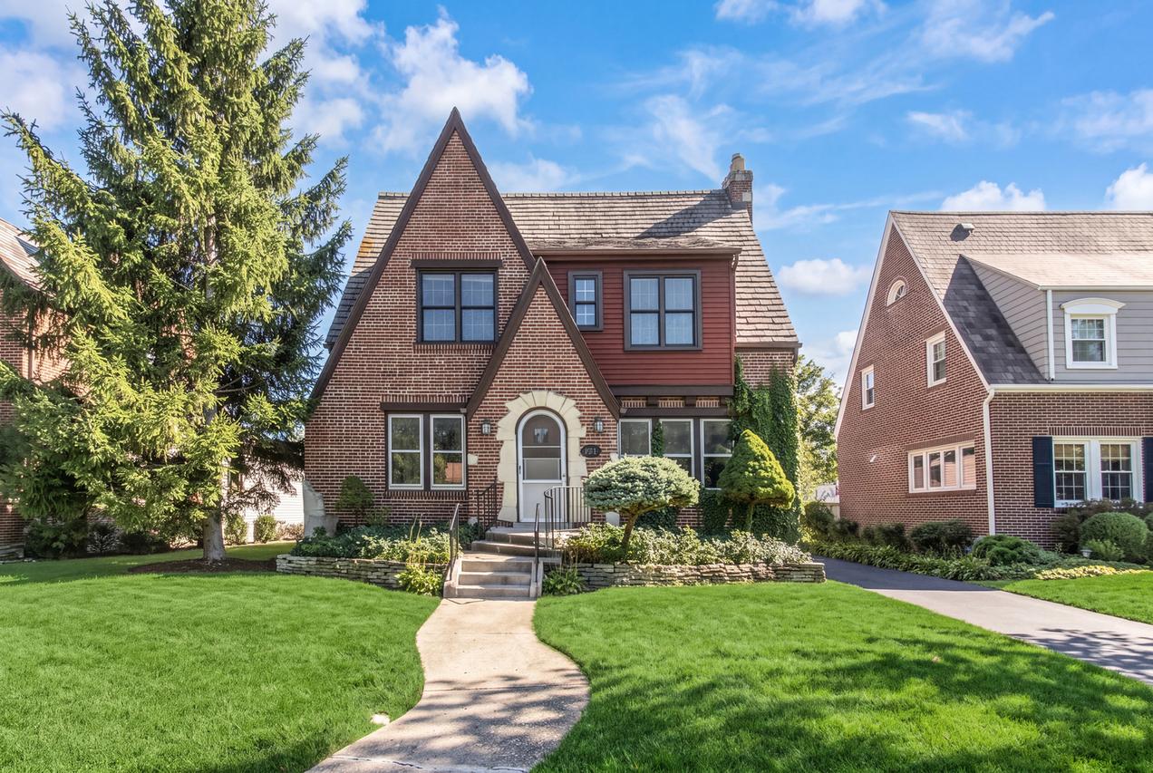 221 East Ave., Park Ridge, IL 60068