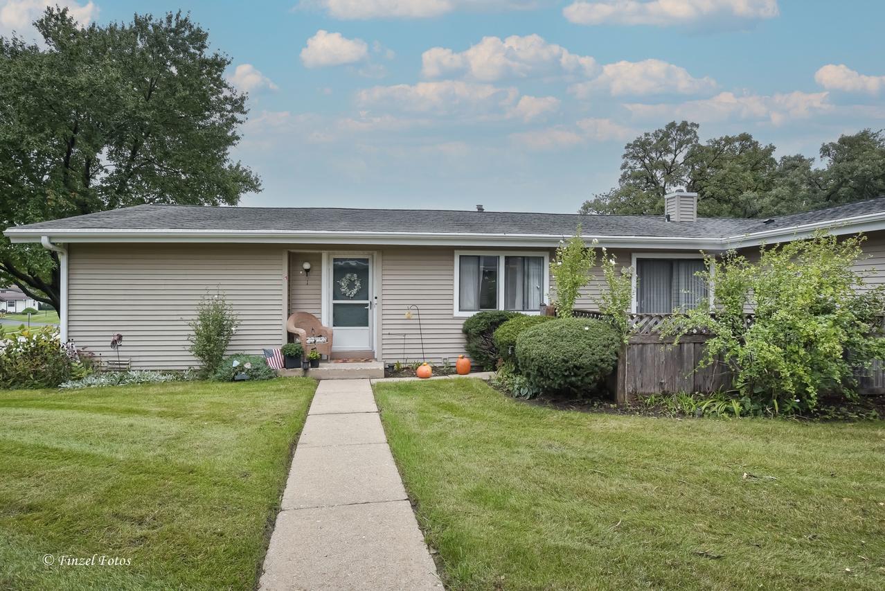 824 Wiltshire Dr. #1, Mchenry, IL 60050