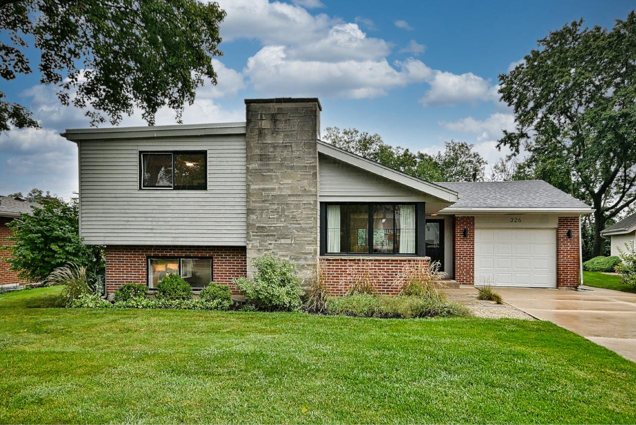 326 E Huntington Ln., Elmhurst, IL 60126