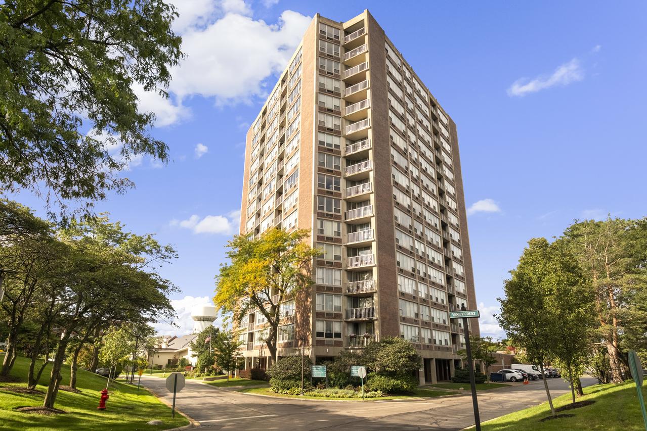 3925 Triumvera Dr. #12E, Glenview, IL 60025