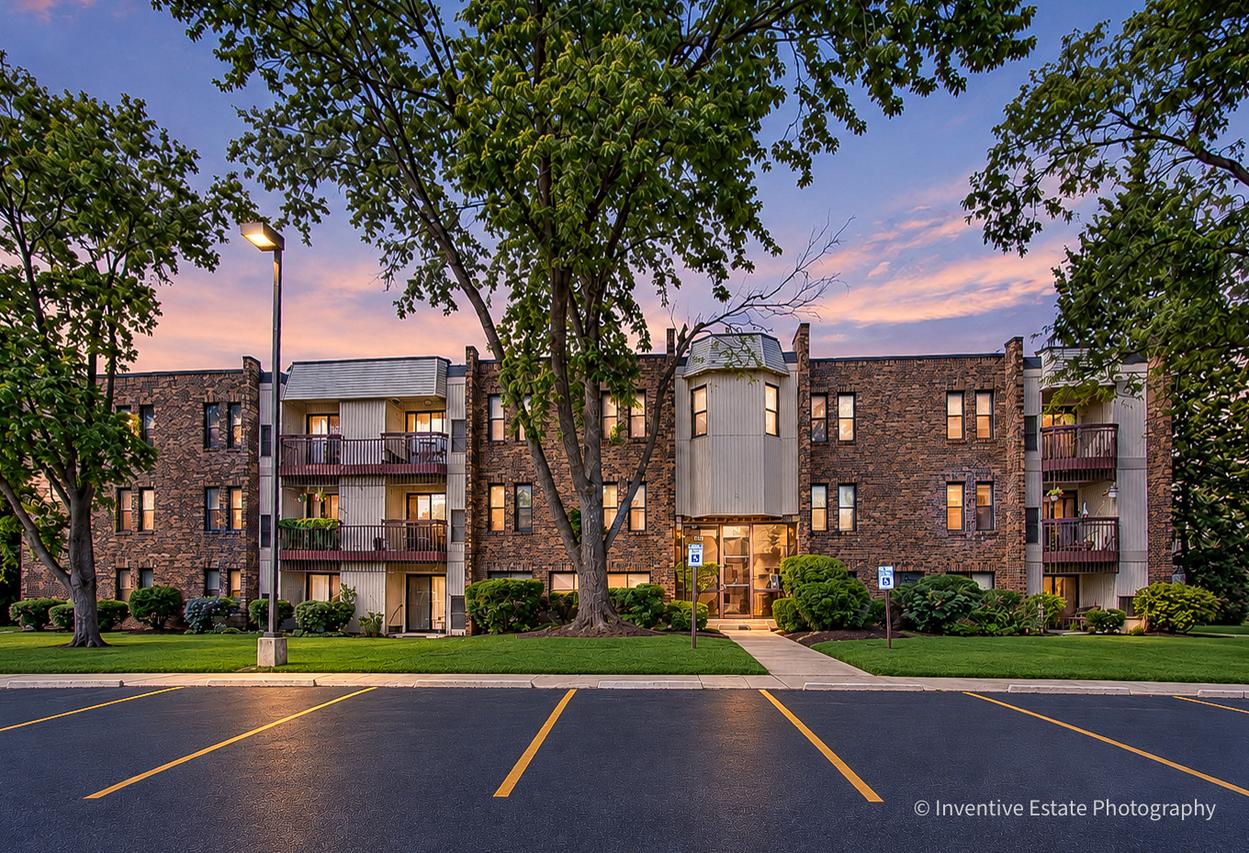 2212 Country Club Dr. #4, Woodridge, IL 60517