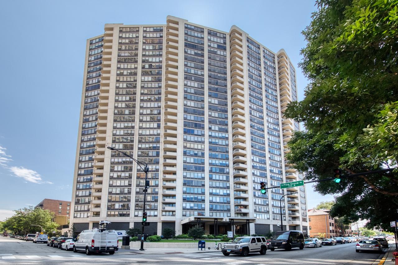 3930 N Pine Grove Ave. #2710, Chicago, IL 60613