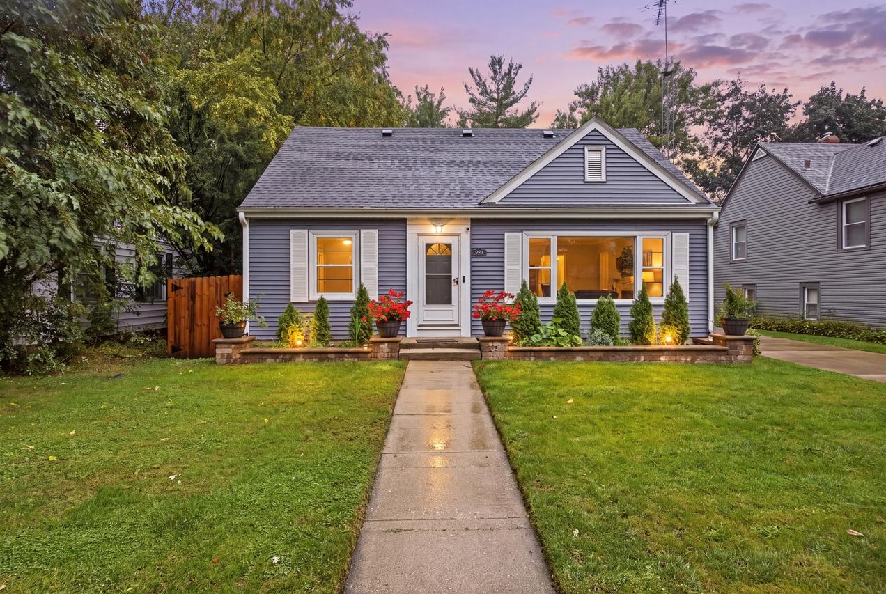 389 N Commonwealth Ave., Elgin, IL 60123