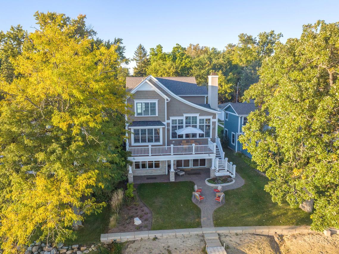 937 N Shore Dr., Crystal Lake, IL 60014