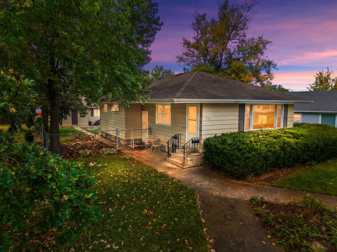 735 Ellwood Ave., Dekalb, IL 60115