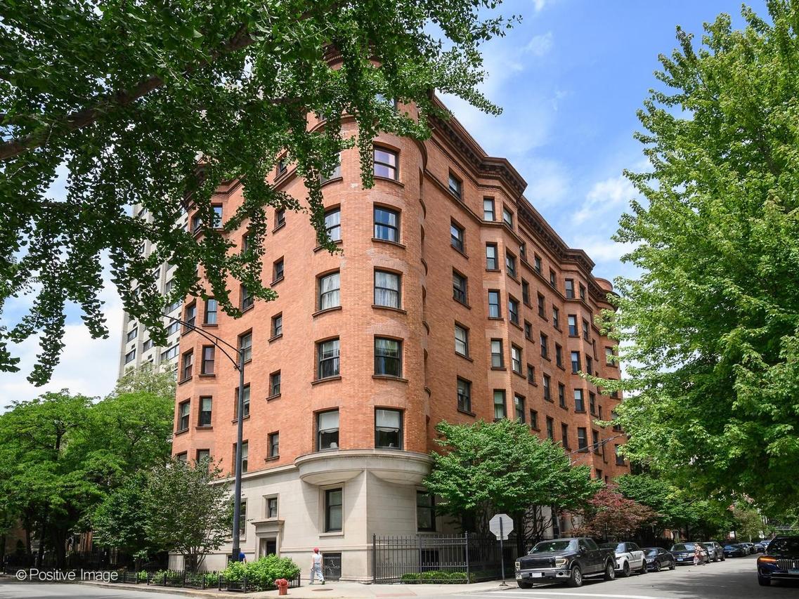 1210 N Astor St. #2A, Chicago, IL 60610