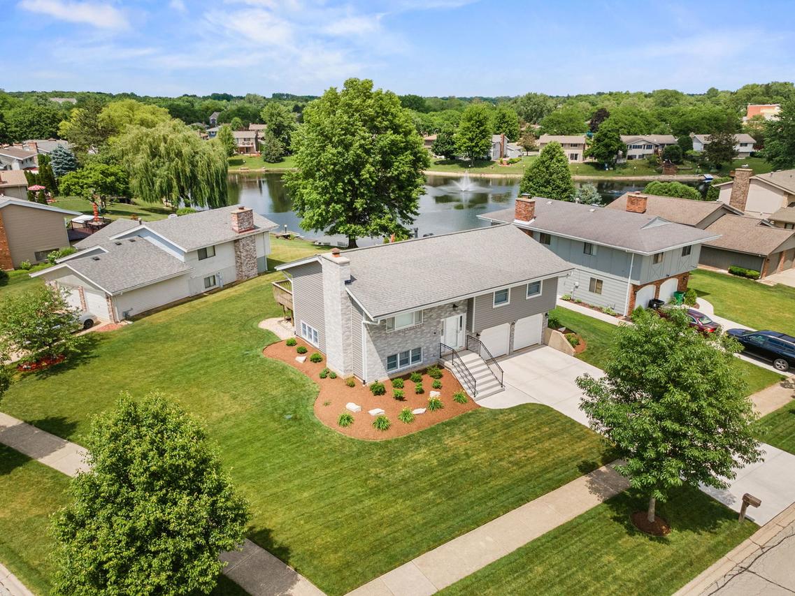 163 Bourne Ln., Bloomingdale, IL 60108