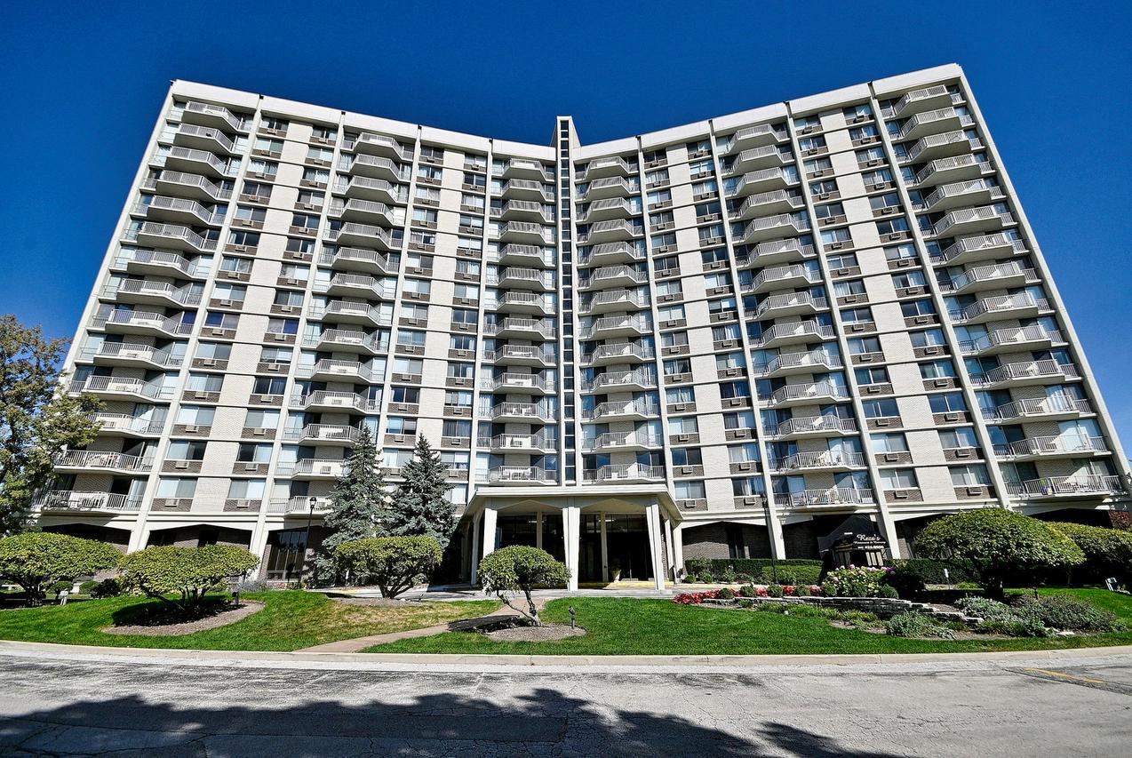 40 N Tower Rd. #7H, Oak Brook, IL 60523