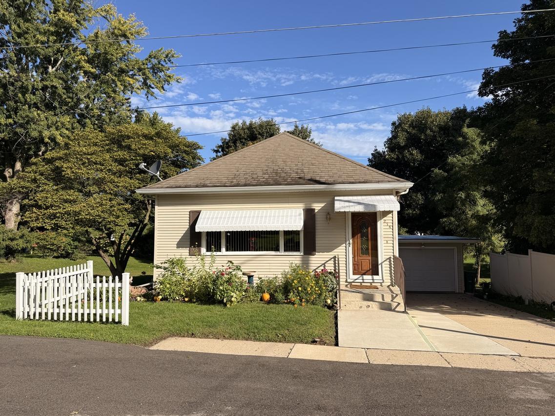 214 W Hennepin St., Mark, IL 61340